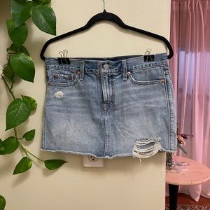 Levi’s Jean Skirt SIZE: 26